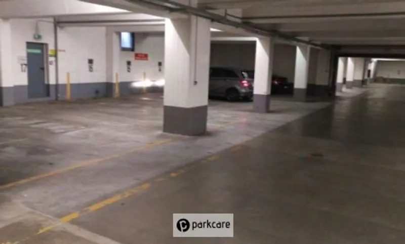 Geparkeerde auto's in overdekte garage Frankfurt Parkservice