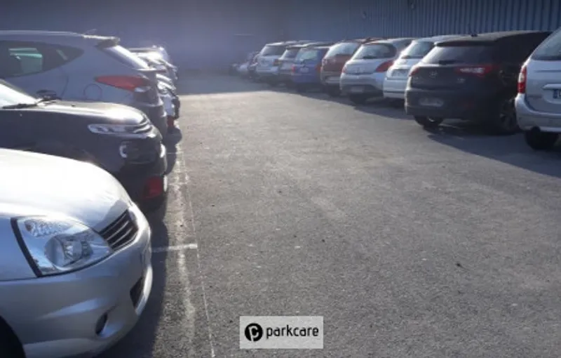 Fast Park Roissy Auto's geparkeerd tegen blauwe loods