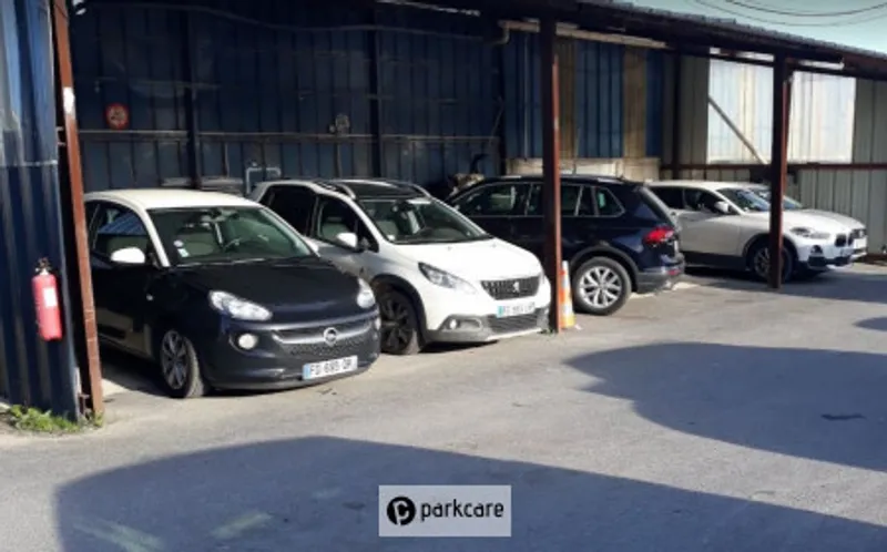 Fast Park Roissy Auto's geparkeerd onder een afdak
